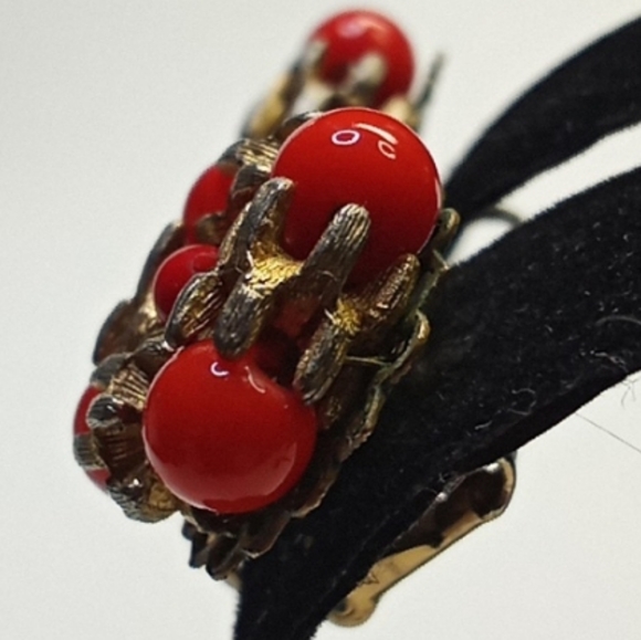 SuPer Rare c1940s VOGUE Gold Tone Red-Orange Coral Lucite Bead Clip Earring - Picture 6 of 16